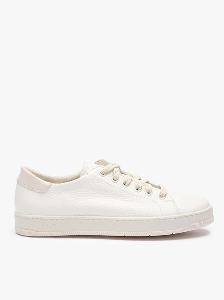 Cremefarbene Turnschuhe aus genarbtem Leder
