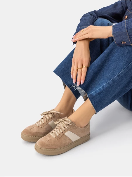 Sandfarbene Turnschuhe mit hellem Streifen