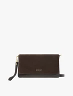 Eine kleine, dunkelbraune Handtasche