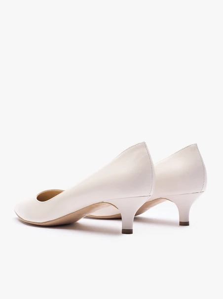 Cremefarbene Hochzeitspumps mit Kitten-Heels