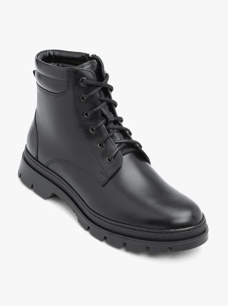 Schwarz genarbte Lederstiefel