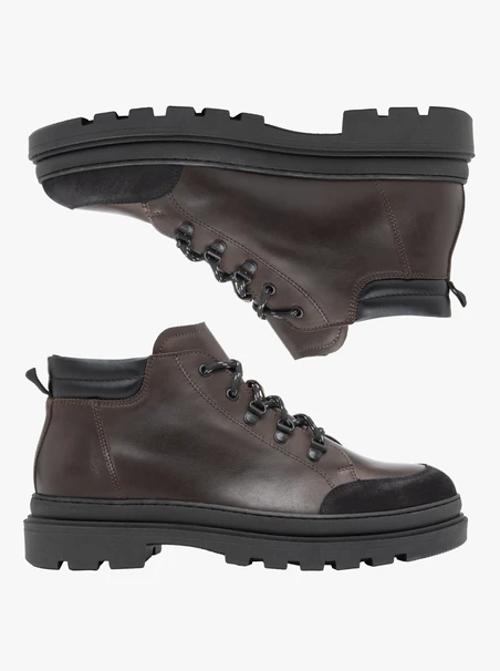 Dunkelbraune Stiefel im Trekking-Stil
