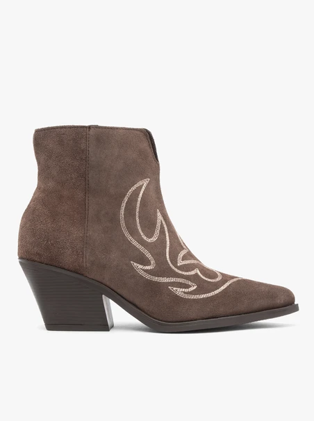 Braune Cowboy-Stiefeletten mit Ziernähten
