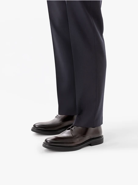 Halbschuhe aus braunem Leder zum Schnüren
