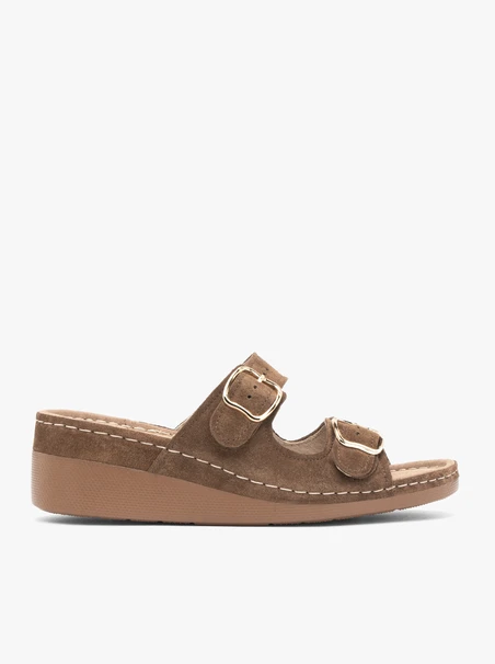 Braune Flip-Flops auf Plattformen mit zwei Riemen