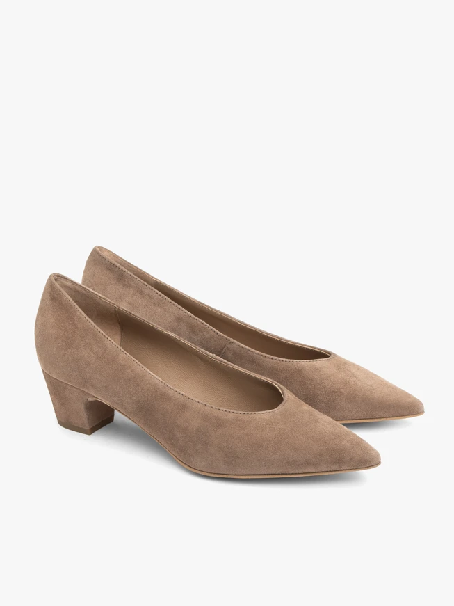 Beigefarbene Velourslederpumps mit Stilettoabsatz
