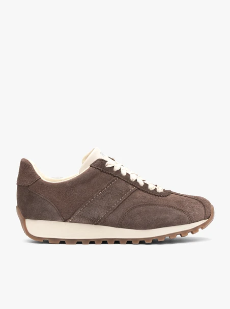 Braune und cremefarbene Sporthalbschuhe