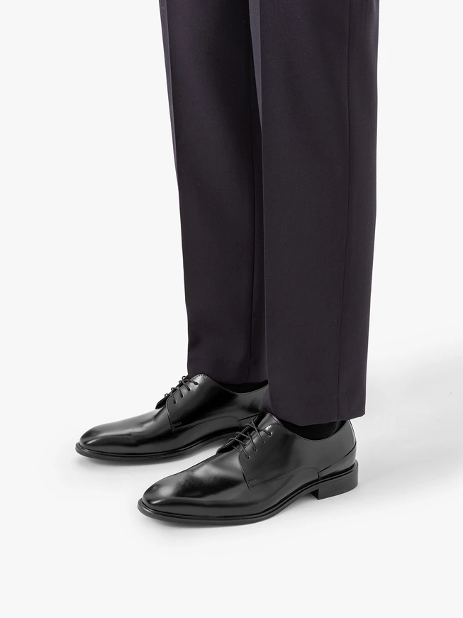 Schwarz lackierte formelle Schuhe