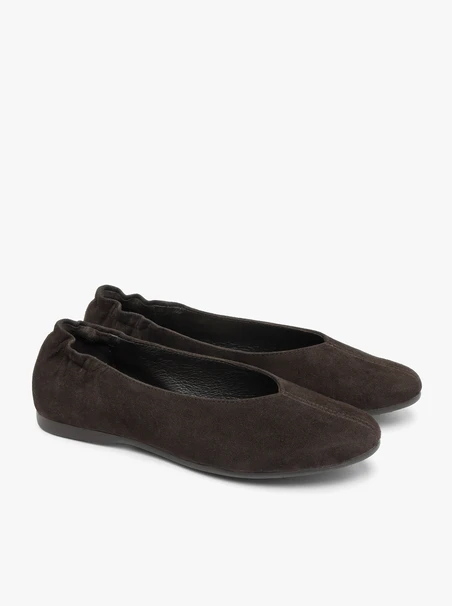 Braune Ballerinas mit Gummizug über der Ferse