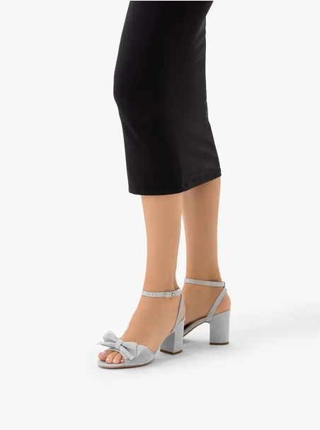 Hellblaue Sandalen mit Absatz und abnehmbarer Schleife