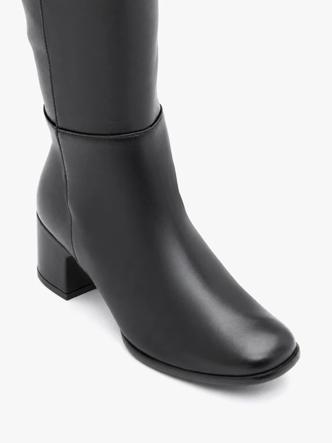 Schwarze Lederstiefel mit Absatz