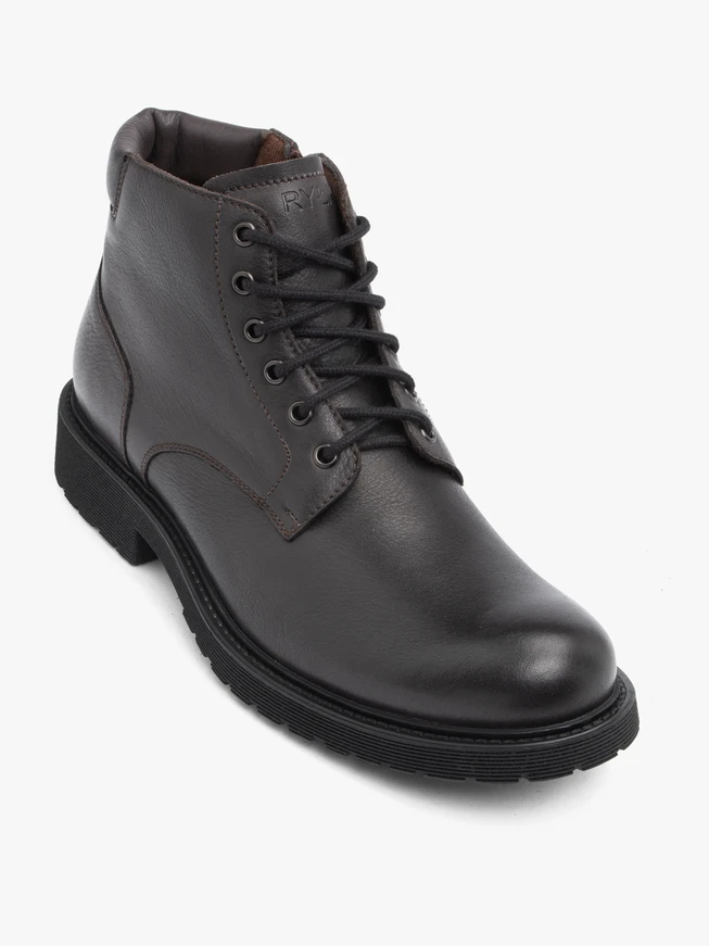 Dunkelbraune isolierte Stiefel