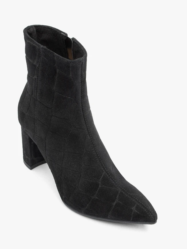 <p>Schwarze, höhere Velourslederstiefel</p>