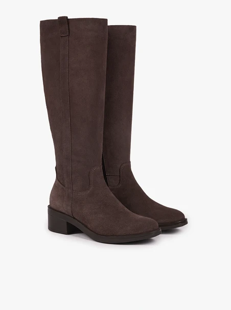 Braune Stiefel mit breitem Schaft