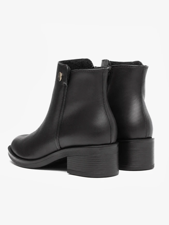 Schwarze Stiefel mit Absatz aus genarbtem Leder