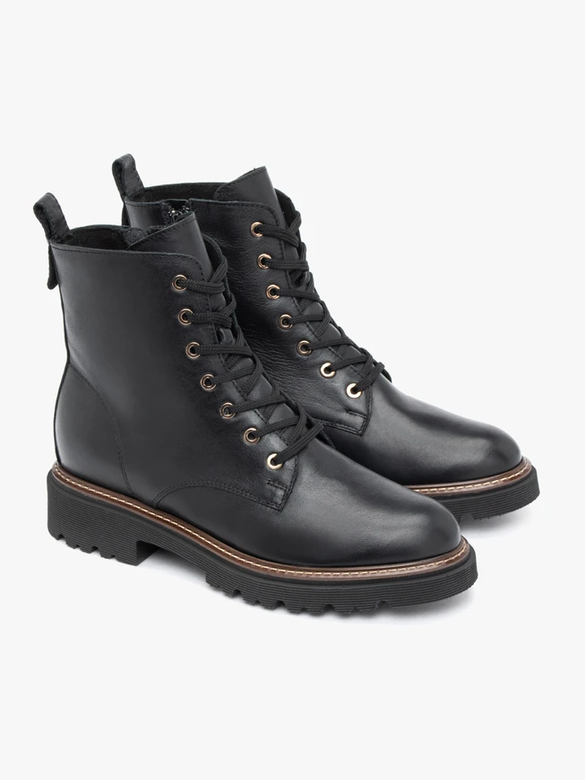 Schwarz genarbte Lederstiefel
