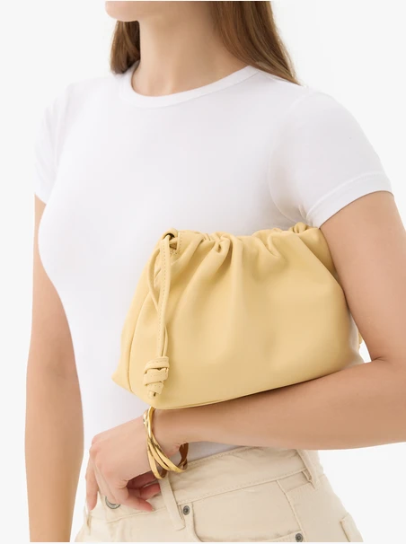 Leuchtend gelbe kleine Tasche
