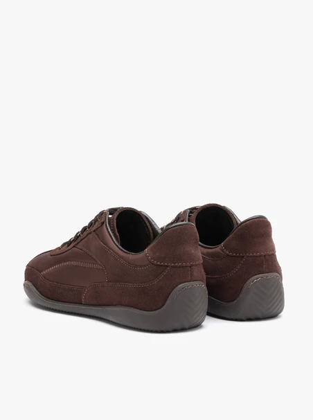 Kastanienbraune Sporthalbschuhe
