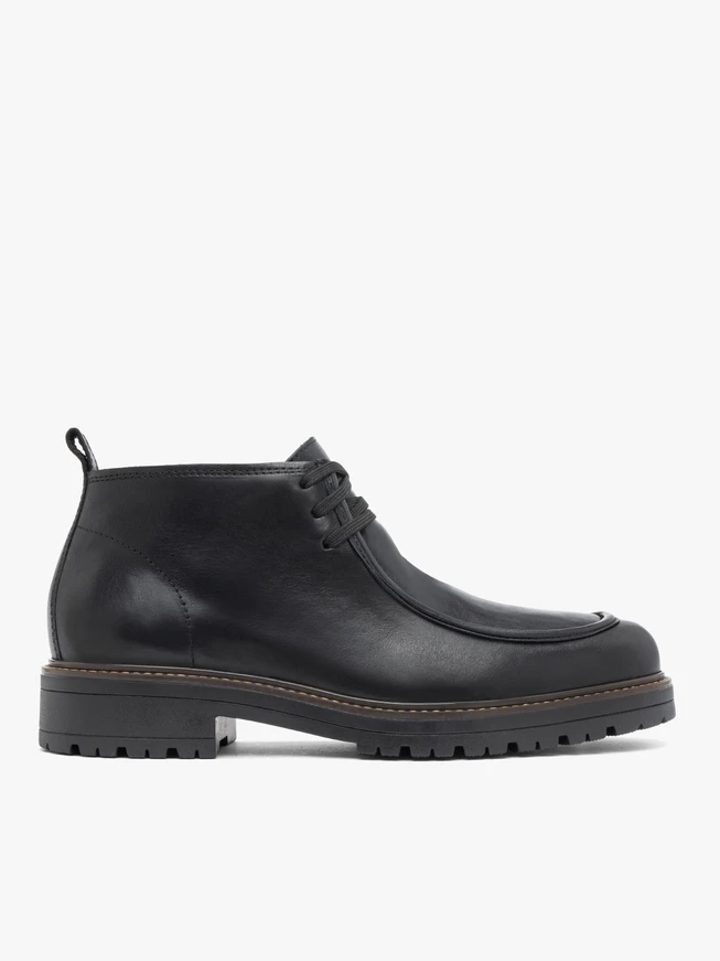 Schwarz genarbte Lederstiefel
