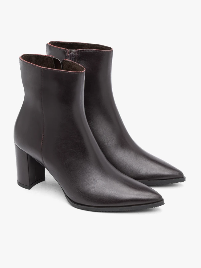 <p>Burgunderrote hohe Stiefeletten mit Blockabsatz</p>