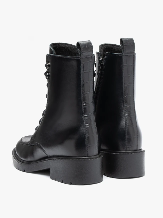 Schwarze Schnürstiefel