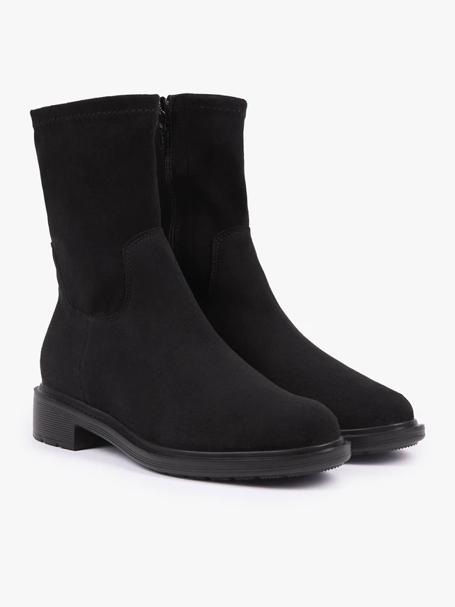 Schwarze höhere Stiefel