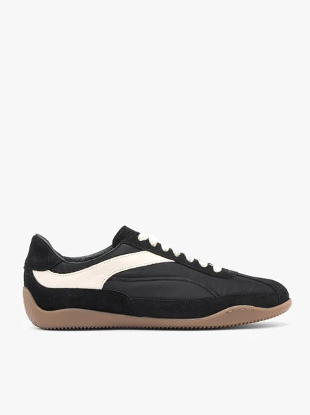 Schwarze Sportschuhe mit weißem Riemen