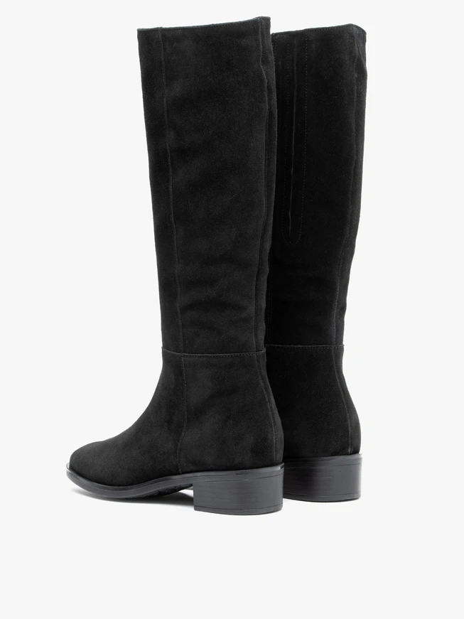 Schwarze Stiefel mit breitem Schaft
