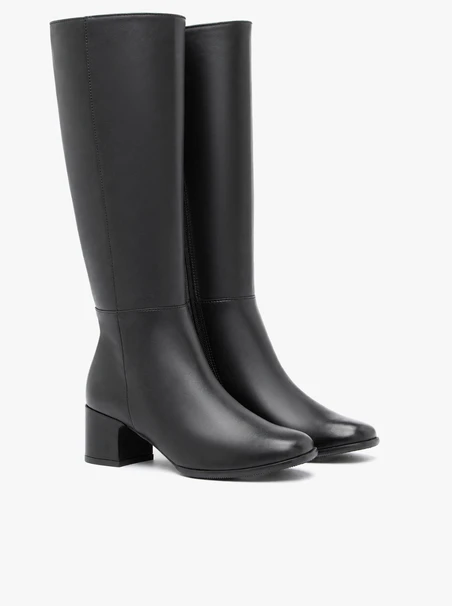 Schwarze Lederstiefel mit Absatz