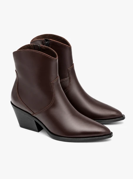 Burgunderrote Stiefeletten im Cowboy-Stil