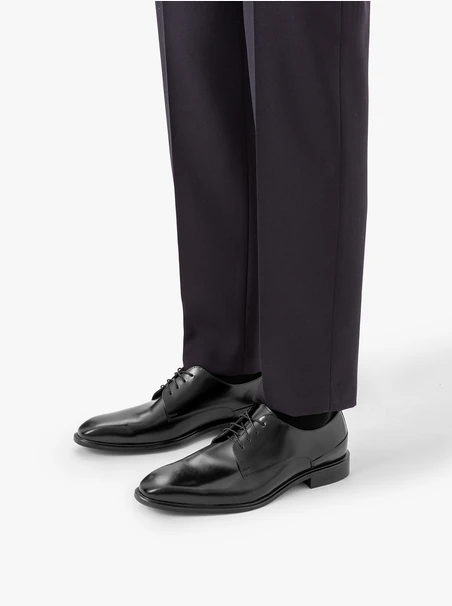 Schwarz lackierte formelle Schuhe
