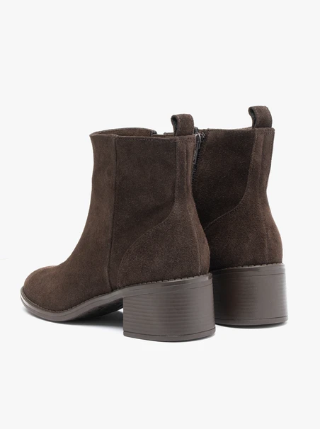 Dunkelbraune Stiletto-Stiefel aus Velours