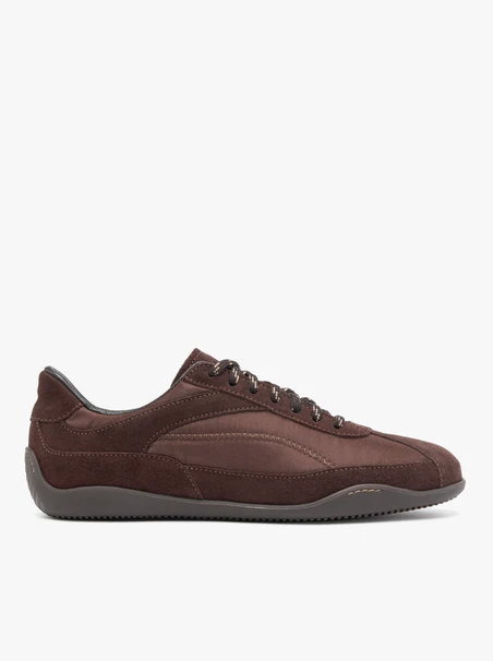 Kastanienbraune Sporthalbschuhe