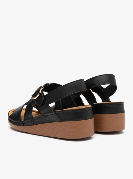 Schwarze Sandalen mit niedrigen Absätzen