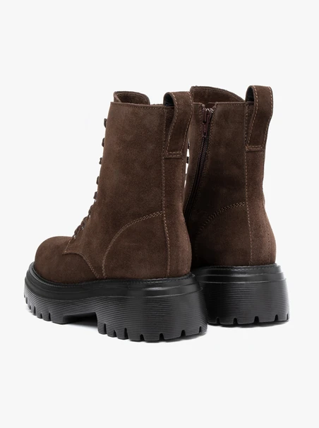 Braune Stiefel mit dickerer Sohle