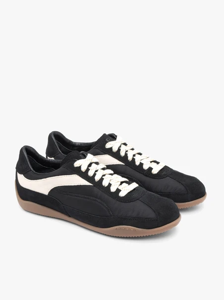 Schwarze Sportschuhe mit weißem Riemen