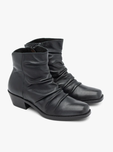 <p>Schwarze, geraffte Stiefeletten</p>