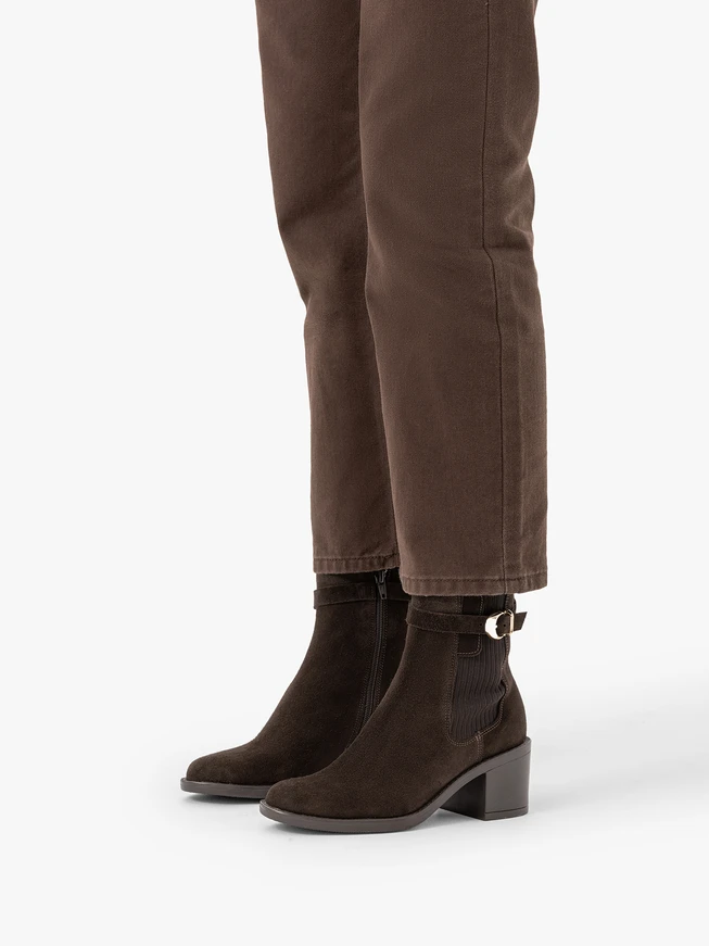 Dunkelbraune Slingbacks mit Schnallenverzierung