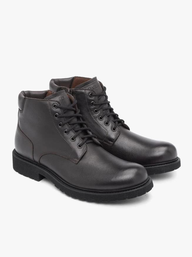 Dunkelbraune isolierte Stiefel