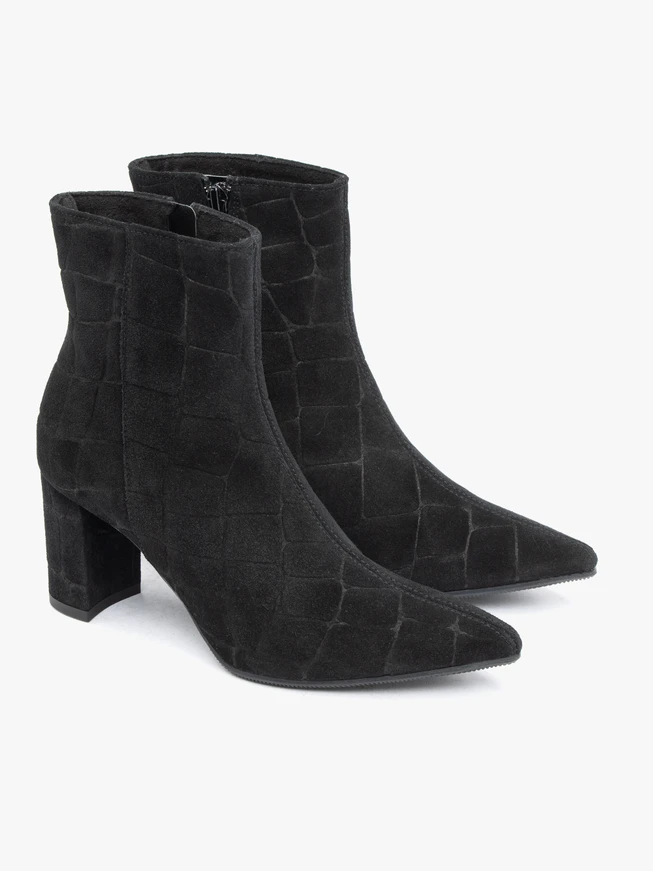 <p>Schwarze, höhere Velourslederstiefel</p>