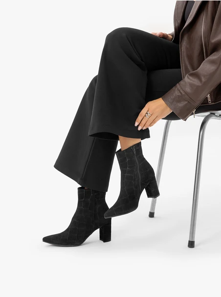 Schwarze, höhere Velourslederstiefel
