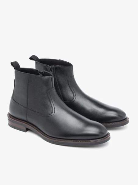 Schwarz genarbte Lederstiefel