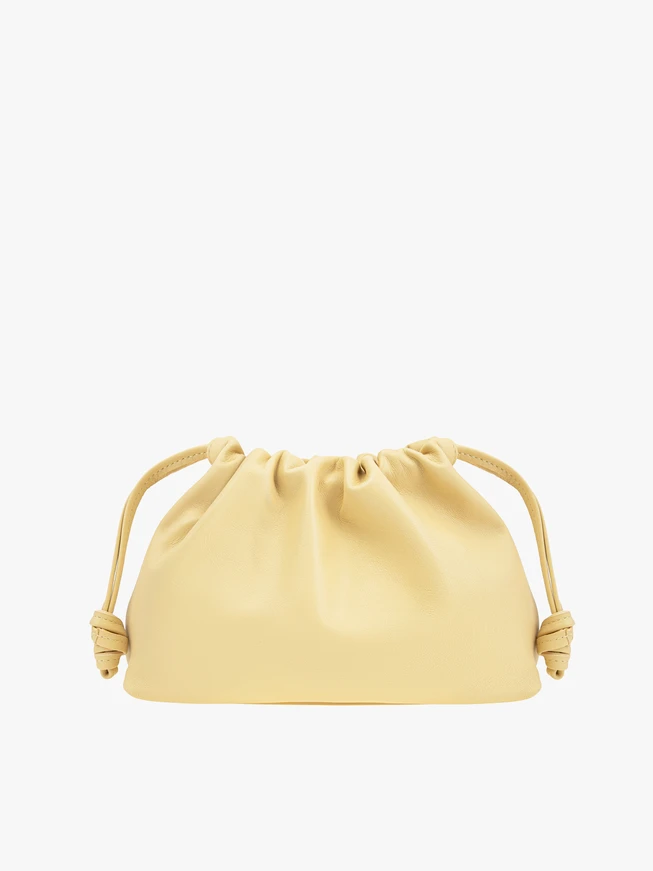 Leuchtend gelbe kleine Tasche
