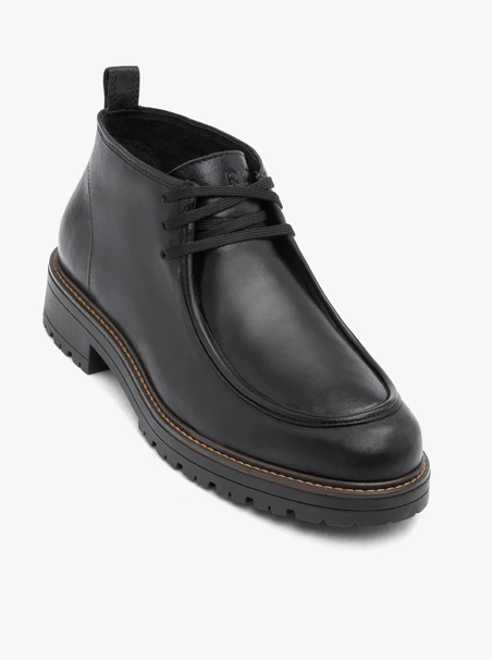 Schwarz genarbte Lederstiefel