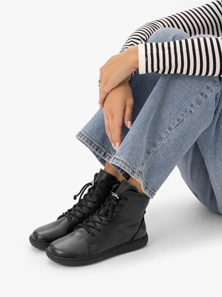 Schwarze Sportstiefel aus Glattleder
