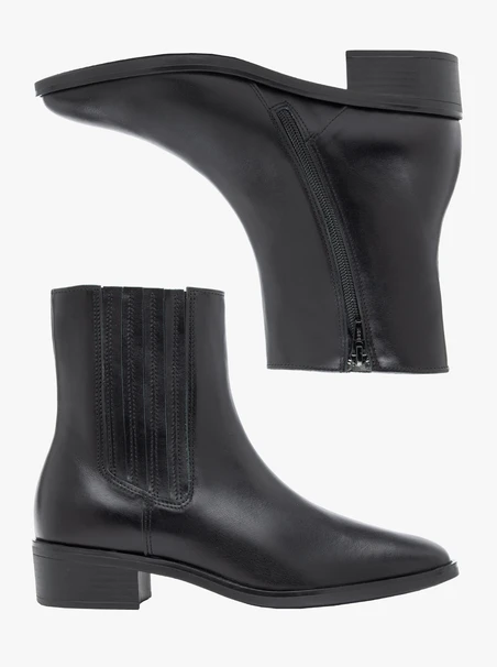 <p>Schwarz genarbte Lederstiefel</p>