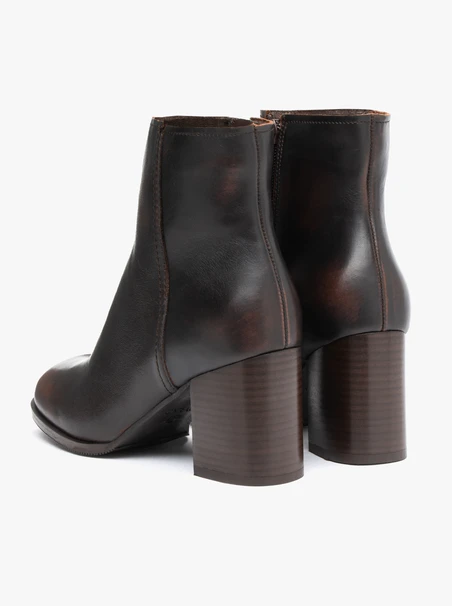 Braun genarbte Lederstiefel