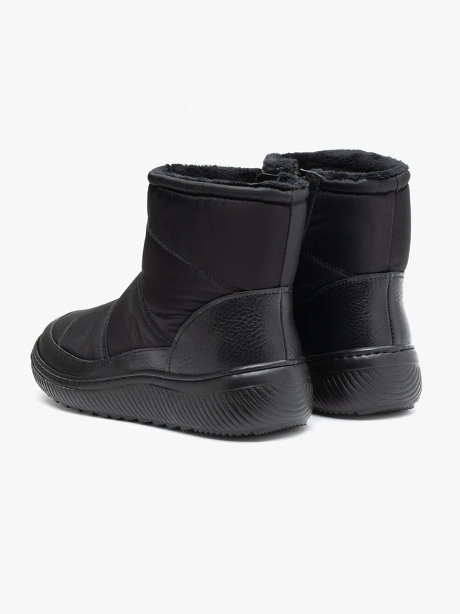 Schwarze Lederstiefel für den Schnee
