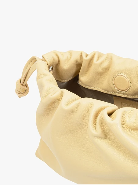 Leuchtend gelbe kleine Tasche