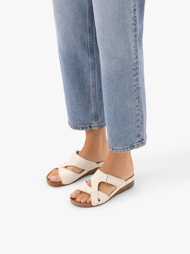 Cremefarbene Flip-Flops mit Plateau